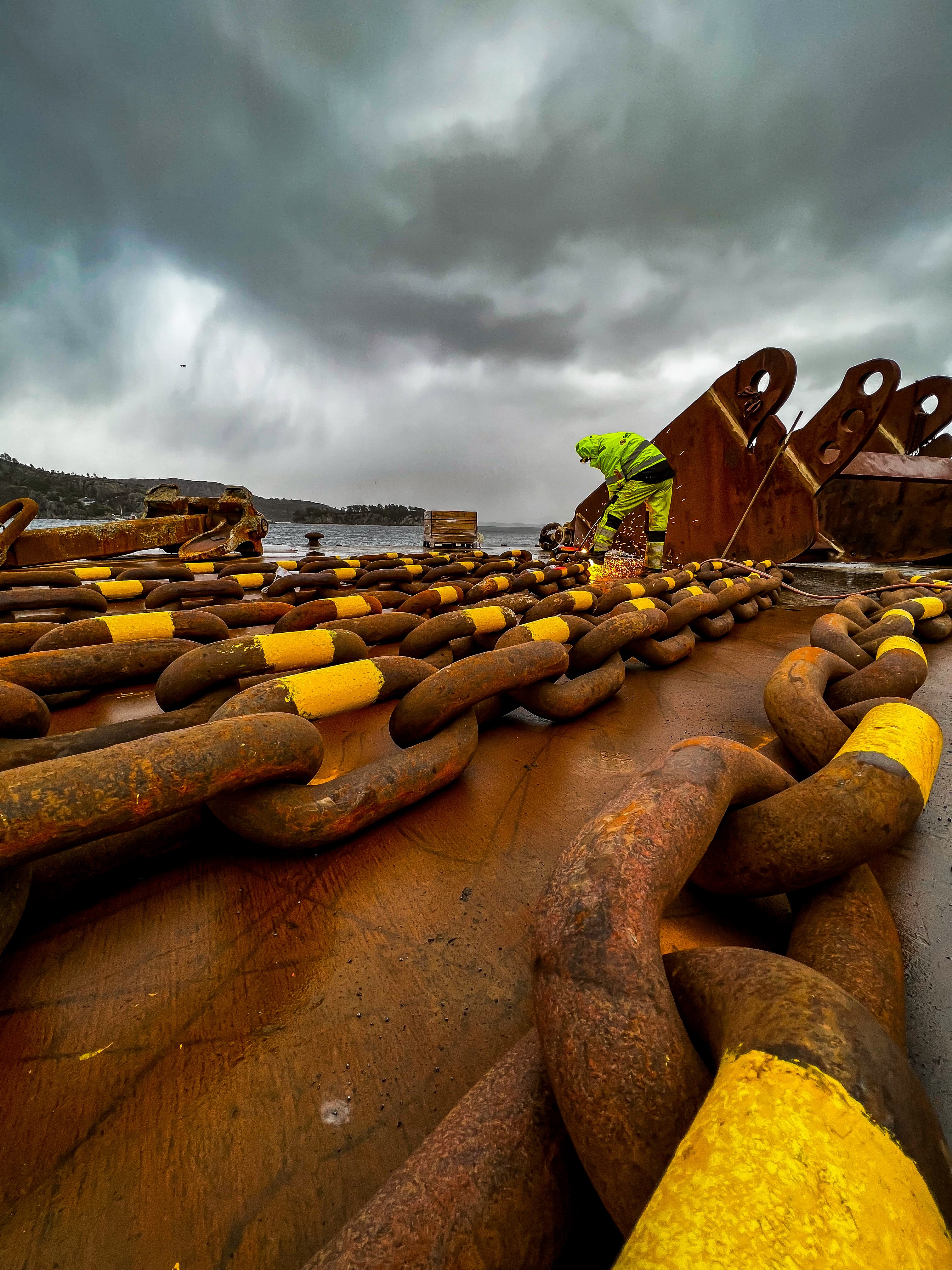 Preparation of Sotra studless rig chain dia 68 mm in bad weather